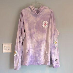 Light purple tie dye hoodie with daisies. EUC.